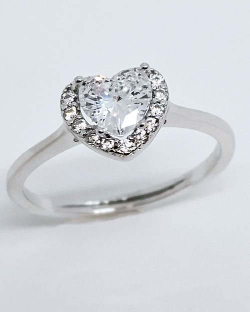 Anello in argento 925% con zirconi forma cuore.